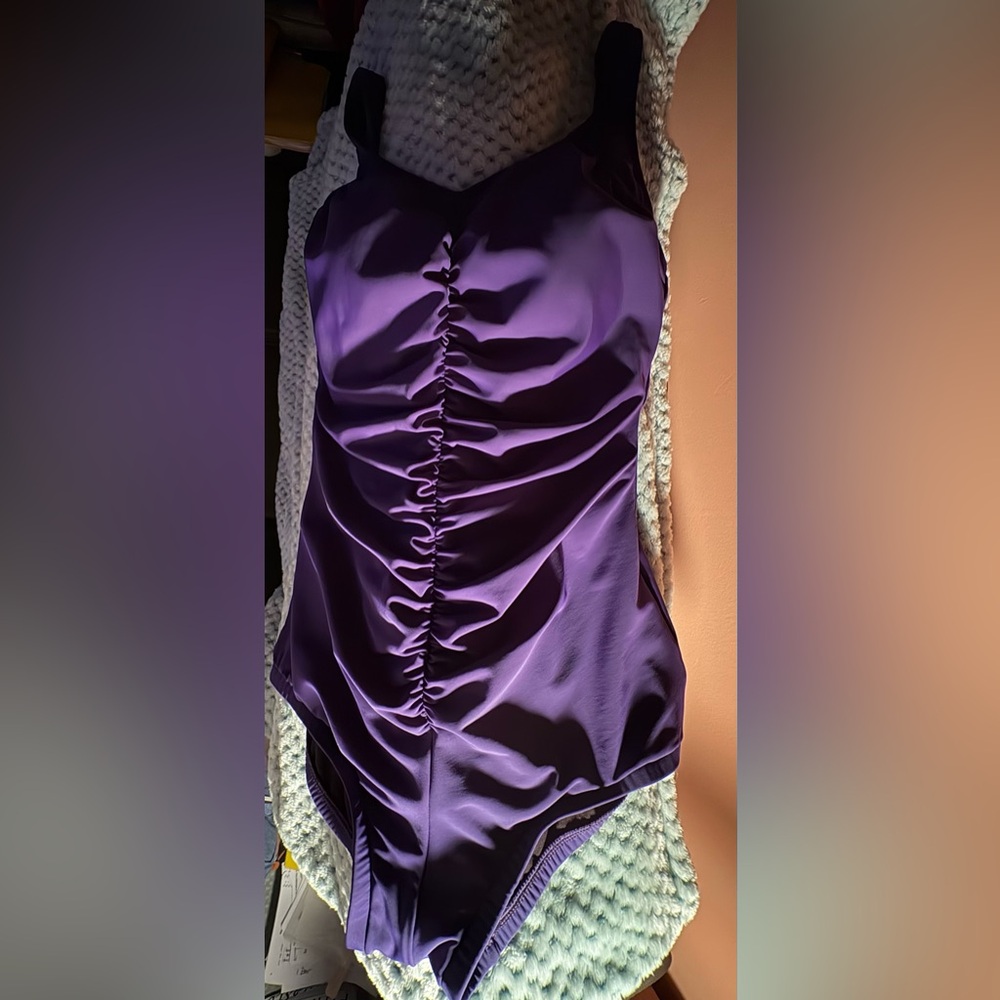 🩱🩱Purple Ruched Women’s Swimsuit Sz 14 Tummy Control, Unbranded. GUC 🩱🩱 - Picture 4 of 9
